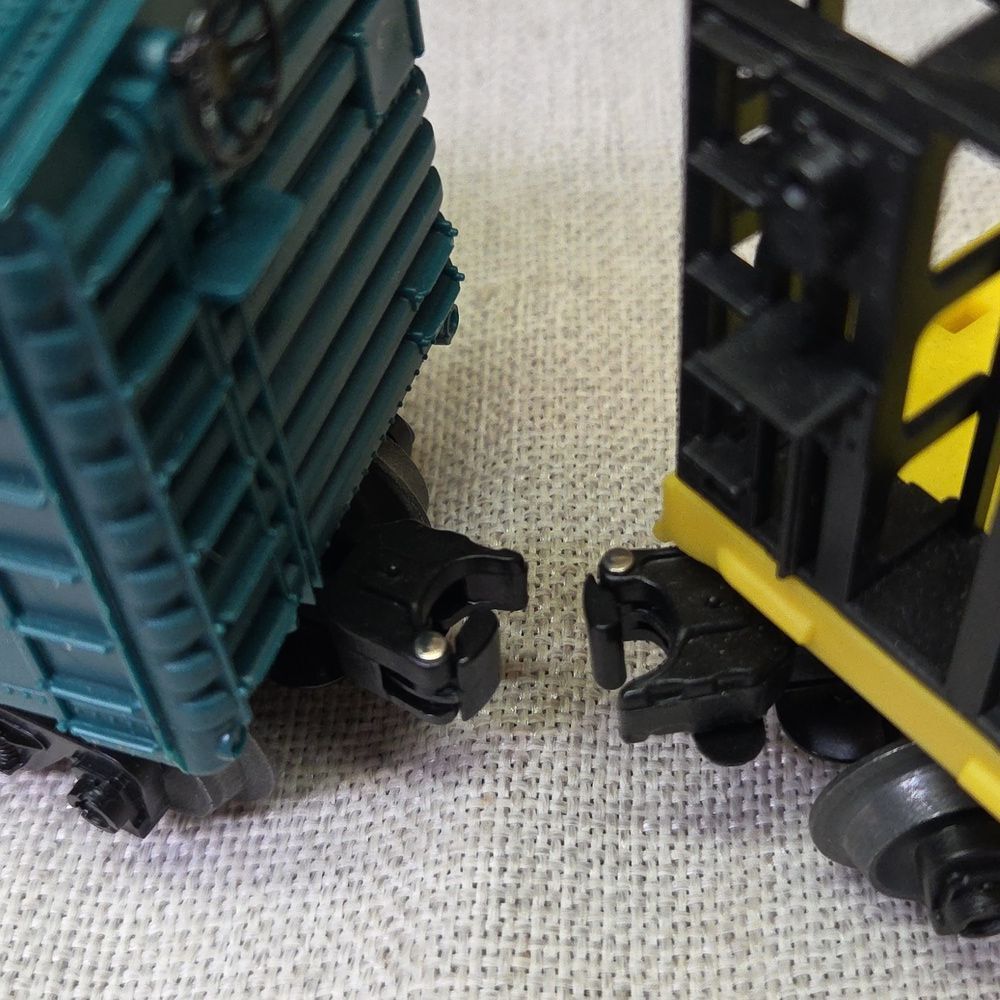 lot of 5 HO scale Train Cars, Tower, Buildings and more - Picture 5 of 12